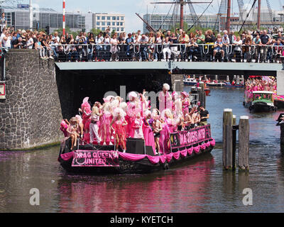 La barca 21, che rappresenta il Drag Queens United, partecipa alla Canal Parade del 2017 ad Amsterdam, mostrando costumi vivaci e celebrando l'orgoglio LGBTQ+ e l'inclusività. Foto Stock