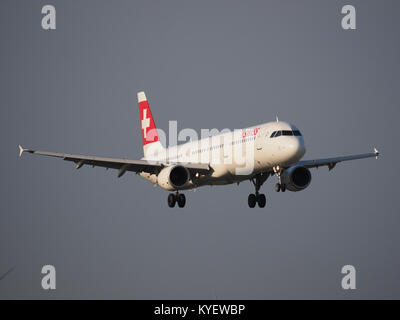 HB-IOC Swiss Airbus A321-111 in atterraggio a Schiphol (EHAM-AMS) pista 18R pic1 Foto Stock