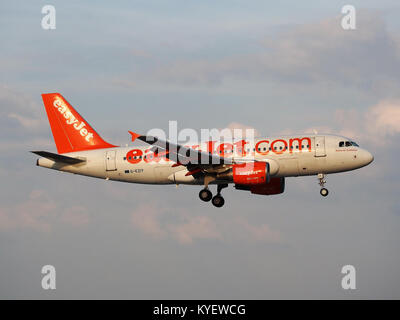 G-EZIY easyJet Airbus A319-111 in atterraggio a Schiphol (EHAM-AMS) pista 18R pic1 Foto Stock