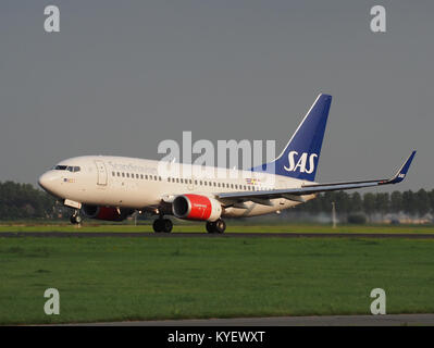 SAS Scandinavian Airlines Boeing 737-76N(WL) con registrazione se-RJS al decollo dalla pista 36L. dell'aeroporto di Schiphol Foto Stock