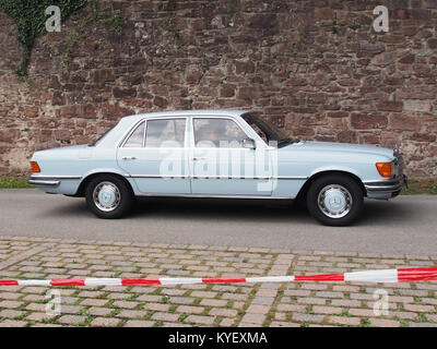 Ausfahrt Rund ums Schloss 2017, Blaues Mercedes Foto Stock