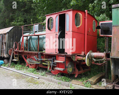 Fotografia di una locomotiva al Fahrzeugmuseum Marxzell in Germania, che mostra un pezzo di storia ferroviaria. Il veicolo fa parte della collezione del museo di treni storici e manufatti ferroviari. Foto Stock