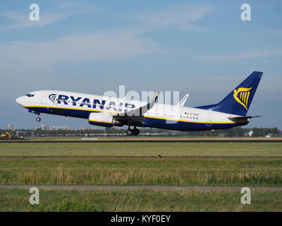 Una fotografia del Boeing 737-8AS Ryanair (registrazione EI-DHZ) che decolla dall'aeroporto di Schiphol (AMS - EHAM) nei Paesi Bassi. L'immagine cattura l'aereo durante la sua partenza, mostrando la flotta e la tecnologia aeronautica della compagnia aerea. Foto Stock