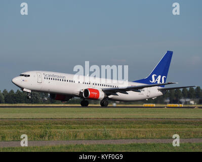 SAS Scandinavian Airlines Boeing 737-883 (registrazione LN-RPL) decollo dall'aeroporto di Schiphol (AMS - EHAM), Paesi Bassi. Foto Stock