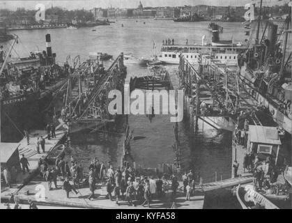 La nave da guerra Vasa, costruita nel 1628 per la marina svedese, affondò nel porto di Stoccolma durante il suo viaggio inaugurale e fu recuperata nel 1961 dopo 333 anni sott'acqua; ora è esposta in un museo marittimo come una delle navi meglio conservate del XVII secolo. Foto Stock