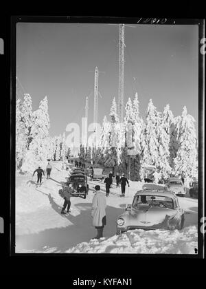 L'immagine intitolata "Ved åreseter" raffigura un'area rurale storica in Norvegia, mettendo in evidenza il patrimonio culturale della regione e l'architettura tradizionale del sito. Foto Stock