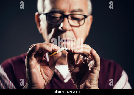 Chiudere l immagine dell uomo senior che si è deciso di smettere di fumare. Foto Stock