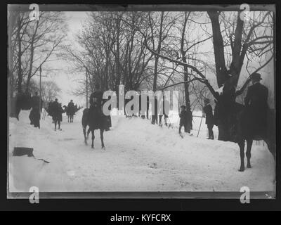 Una fotografia storica che mostra la pulizia invernale delle strade in Norvegia, cattura l'attività urbana stagionale, le strade innevate e le pratiche di manutenzione municipale. Foto Stock