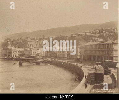 Vista panoramica del Malecón dalle Almacenes Fiscales, che mette in risalto il lungomare e gli edifici storici di magazzini che fungono da punti di riferimento culturali e architettonici della regione. Foto Stock