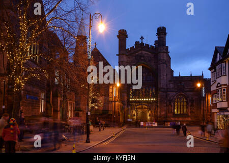 La cattedrale con le decorazioni di Natale in Chester city centre REGNO UNITO Foto Stock