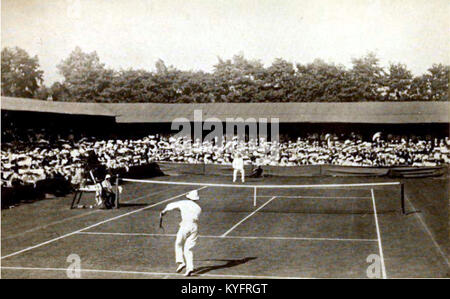 Una fotografia storica che riprende la finale maschile di Wimbledon del 1905 tra Brookes e Doherty. Questa partita iconica è un momento chiave nella storia del tennis, che mostra la natura competitiva di questo sport all'inizio del XX secolo. Foto Stock