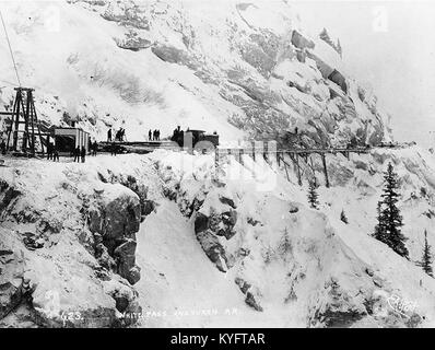 Treno di lavoro trasporto legname per la costruzione del White Pass & Yukon Railroad durante l'inverno del 1898-1899, Alaska (HEGG 467) Foto Stock