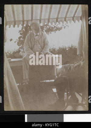 Portrett av Bjørnstjerne Bjørnson sittende på en benk på en veranda - no-nb digifoto 20160714 00087 bldsa BB0425 Foto Stock