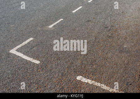 Le linee bianche sulla strada Foto Stock