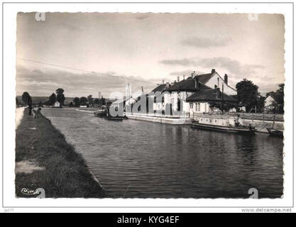 Pouilly-en-Auxois, Le Toueur Electrique de 1893 Remorqueur mu à l'electricite du canal de Bourgogne dans le bassin Foto Stock