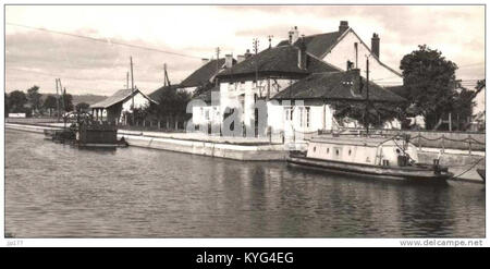 Pouilly-en-Auxois. Le Toueur Electrique de 1893 Remorqueur mu à l'electricite du canal de Bourgogne dans le bassin Foto Stock