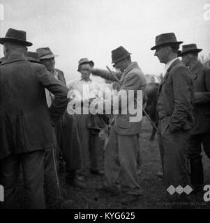 Una fotografia del 1952 di un mercato del bestiame in Slovenia dopo la festa di San Girolamo, che mostra gli agricoltori, il bestiame e le attività del mercato che riflettono le pratiche agricole della metà del XX secolo. Foto Stock