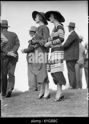 Racegoers a Warwick Farm racecourse (3612890812) Foto Stock