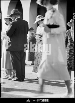 Racegoers a Warwick Farm racecourse (3817247398) Foto Stock