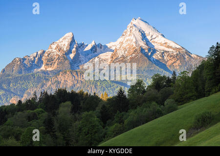 Snow-incoronato cime del monte Watzmann nella famosa bavarese del parco nazionale di Berchtesgaden nelle Alpi tedesche Foto Stock