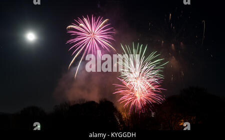 Fuochi d'artificio oltre il Wensleydale città mercato di Hawes nel Yorkshire Dales National Park sulla notte dei falò. Foto Stock