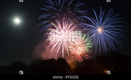 Fuochi d'artificio oltre il Wensleydale città mercato di Hawes nel Yorkshire Dales National Park sulla notte dei falò. Foto Stock