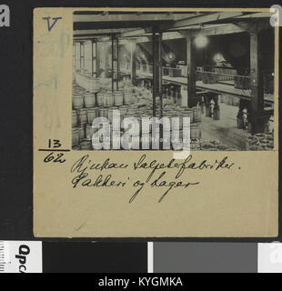 Questa fotografia raffigura il magazzino e l'impianto di imballaggio Sheim 580 in Norvegia, che mostra l'architettura industriale, la scala degli edifici e le operazioni logistiche regionali. Foto Stock