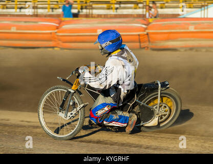 Rivne, Ucraina - 29 agosto 2015: Sconosciuto pilota supera la via alla Open Cup Speedway per il giorno della città Rivne Foto Stock