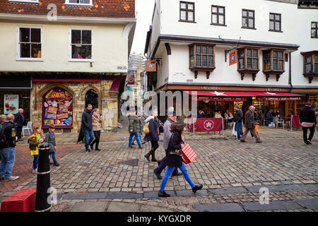 La High Street e la parata in Canterbury con Sabato shopper in primo piano e il Catherdral in distanza Foto Stock