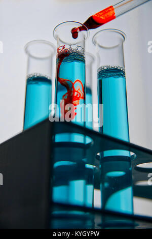 Montreal, Canada, 15 Giugno,2009.Rack di provette con pipetta a.Credit:Mario Beauregard/Alamy Live News Foto Stock