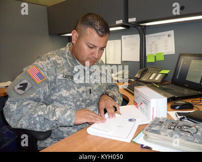 1LT Oscar Ortiz , con il Kentucky nastro giallo programma la spedizione di lettere alle famiglie in prepration del Pre-Mobilization evento di formazione che si terrà presso la vendita Keeneland Pavilion, 4201 Versailles Road, Lexington, KY, 40510 il 23 ottobre 2011. Contattare Jay Mattingly (502) 607-1143 per ulteriori informazioni. (Foto da 1LT Mark macellazione, Kentucky nastro giallo programma) Foto Stock