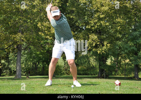 Kentucky Guardsman 1 Sgt. Matt Ihnen tee off in 2011 Kentucky Guardia Nazionale di Golf tag di apertura in Shelbyville, Ky. (Foto di Sgt. 1. Classe Michael J. Oliver, Kentucky Guardia Nazionale Ufficio per gli affari pubblici) Foto Stock