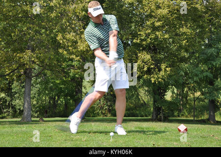 Kentucky Guardsman 1 Sgt. Matt Ihnen tee off in 2011 Kentucky Guardia Nazionale di Golf tag di apertura in Shelbyville, Ky. (Foto di Sgt. 1. Classe Michael J. Oliver, Kentucky Guardia Nazionale Ufficio per gli affari pubblici) Foto Stock