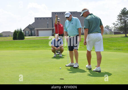 Kentucky comando Guardsman Sgt. Principali (pensionati) Dave Tharp ottiene mettendo i puntatori dai suoi compagni di squadra 1 Sgt. Matt Ihnen, Master Sgt. Chad Jones e Master Sgt. (Pensionati) Joe Brummett al 2011 Kentucky Guardia Nazionale di Golf tag di apertura in Shelbyville, Ky. (Foto di Sgt. 1. Classe Michael J. Oliver, Kentucky Guardia Nazionale Ufficio per gli affari pubblici) Foto Stock