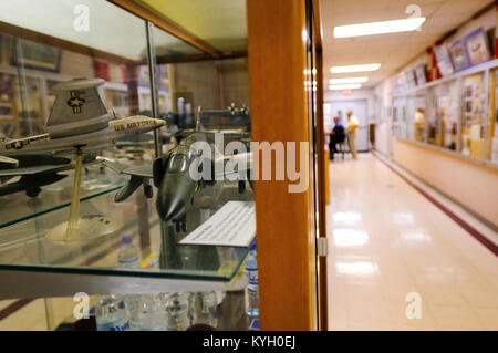 Un mini-museo di artefatti al Kentucky Air National Guard Base in Louisville, KY., dispone di centinaia di voci che rappresentano storia dell'unità, da fotografie e patch per caschi e bandiere. Il museo è stato creato da pensionati Chief Master Sgt. Kenny Coogle. (U.S. Air Force foto di Master Sgt. Phil Speck) Foto Stock