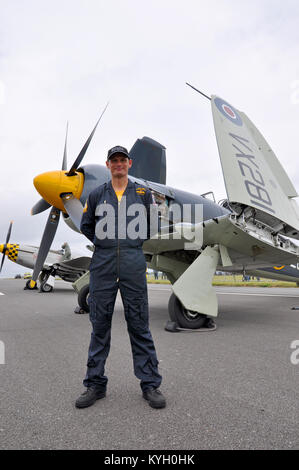 Il LT CDR Chris Götke (CO della RN Historic Flight) è stato premiato con la Air Force Cross per aver atterrato in sicurezza la loro Hawker Sea Fury - dietro di lui in mostra Foto Stock