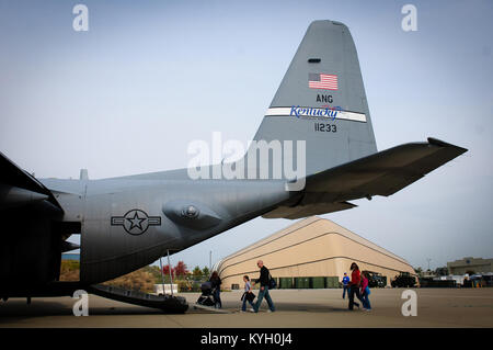 Membri della famiglia di aviatori assegnati al 123Airlift Wing a bordo di una C-130 Hercules sul display ott. 23, 2011, durante l'unità annuale della Giornata della Famiglia a Louisville, KY. L evento è organizzato per celebrare e ringraziare le famiglie degli aviatori che servono nel Kentucky Air National Guard. (U.S. Air Force foto di Senior Airman Maxwell Rechel) Foto Stock