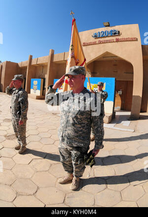 Lt. Col. Tom Roach, comando Sgt. Il Mag. Tim Walton rendere onore a un trasferimento di autorità cerimonia per l Aviazione 1204th battaglione di supporto, Camp Taji Iraq, 3 novembre 2011. (Kentucky Guardia Nazionale foto) Foto Stock