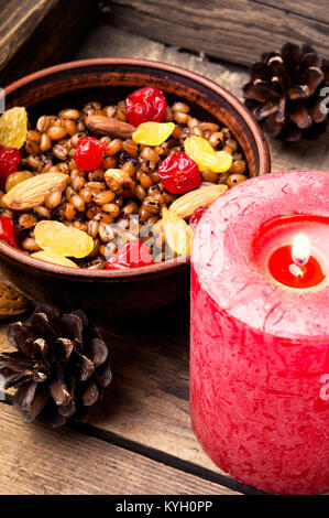 Tradizionale Natale porridge, kutya e candela accesa Foto Stock