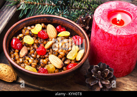 Tradizionale Natale porridge, kutya e candela accesa Foto Stock