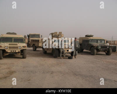 Lt. Col. Tom Roach e il comando Sgt. Il Mag. Tim Walton con alcune delle attrezzature militari recuperate dall'aviazione 1204th battaglione di supporto a Camp Taji Iraq, 11 dicembre 2011. (Kentucky Guardia Nazionale foto) Foto Stock