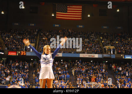 Rappresentanti dell'Ingegnere 201st battaglione allietati in UK Wildcats prima che essi sono stati onorati sul pavimento di Rupp Arena durante il regno unito vs. Loyola gioco. Gov. Steve Beshear e aiutante generale, il Mag. Gen. Edward W. Tonini ha presentato il Valoroso Premio unità dic. 22 in onore del gruppo di azioni in Afghanistan nel 2008. (Foto di Capt. Stephen Martin, Kentucky Guardia Nazionale degli affari pubblici) Foto Stock