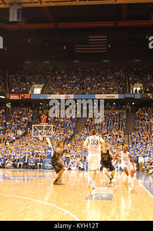 Rappresentanti dell'Ingegnere 201st battaglione allietati in UK Wildcats prima che essi sono stati onorati sul pavimento di Rupp Arena durante il regno unito vs. Loyola gioco. Gov. Steve Beshear e aiutante generale, il Mag. Gen. Edward W. Tonini ha presentato il Valoroso Premio unità dic. 22 in onore del gruppo di azioni in Afghanistan nel 2008. (Foto di Capt. Stephen Martin, Kentucky Guardia Nazionale degli affari pubblici) Foto Stock