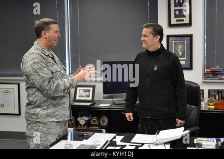 Il governatore Steve Beshear Uniti Kentucky di aiutante generale Il Mag. Gen. Edward W. Tonini e Università di Kentucky di pallacanestro degli uomini di coach John Calipari per parlare con i membri dell'aviazione 1204th battaglione di supporto attualmente implementati in Kuwait.