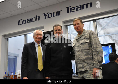 Il governatore Steve Beshear Uniti Kentucky di aiutante generale Il Mag. Gen. Edward W. Tonini e Università di Kentucky di pallacanestro degli uomini di coach John Calipari per parlare con i membri dell'aviazione 1204th battaglione di supporto attualmente implementati in Kuwait.