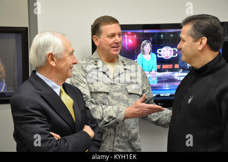 Il governatore Steve Beshear Uniti Kentucky di aiutante generale Il Mag. Gen. Edward W. Tonini e Università di Kentucky di pallacanestro degli uomini di coach John Calipari per parlare con i membri dell'aviazione 1204th battaglione di supporto attualmente implementati in Kuwait.