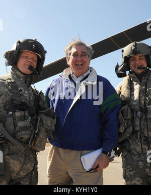 Il Kentucky Lt. Gov. Jerry Abramson prende il tempo per una foto oppourtunity con il Kentucky Guardsman Sgt. Jeremy Lowe e Sgt. 1a classe di Michael Ball con il Det 1 secondo battaglione 238th MEDEVAC Mar. 3. (Foto di Spc. Il Brandy Mort, 133Mobile degli affari pubblici distacco, Kentucky Guardia Nazionale) Foto Stock