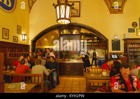 Monaco di Baviera, Germania - 14 ottobre 2017: Interno della birra principale ristorante Hofbrauhaus con turisti e ventilatori di calcio Foto Stock