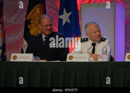 Gen. Craig R. McKinley, capo della Guardia Nazionale Bureau e il Mag. Gen. Raymond Carpenter, Direttore, U.S. Esercito Nazionale Guardia, National Guard Bureau, rispondere alle domande poste dai partecipanti al 2011 volontari nazionali workshop ospitati al Galt House 25 Luglio a Louisville, KY. (Foto personale da parte dello Staff Sgt. Fredrick P. Varney, 133Mobile degli affari pubblici distacco) Foto Stock