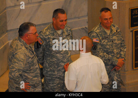 Brig. Gen. Michael Dornbush, Capo del Personale misto, Chief Warrant Officer 5 James Simms, Comando di stato Chief Warrant Officer e il comando Sgt. Il Mag. Greg Armstrong, membro del comando Sgt. Maj parlare con il Sig. Wil Craig alla lesione cerebrale Alliance of Kentucky Rally al Kentucky capitale dello stato rotonda per Francoforte, Ky. Il 14 marzo. (Foto di U.S. Air Force Tech. Sgt. Jason Ketterer) Foto Stock